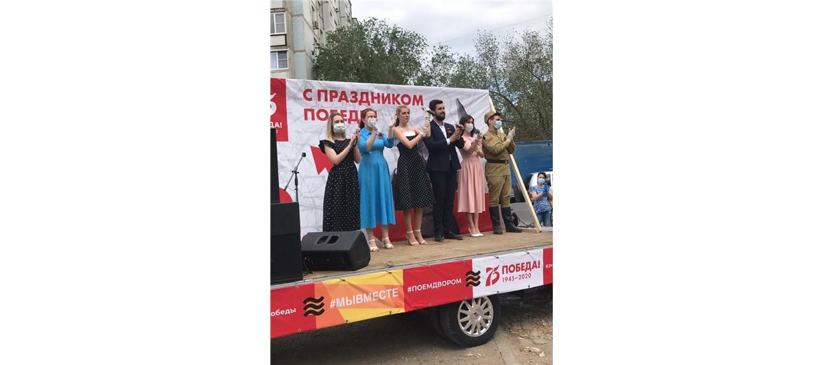 В Астрахани военнослужащие Росгвардии в составе «Фронтовой бригады» выступили с концертами по месту жительства фронтовиков Великой Отечественной войны.