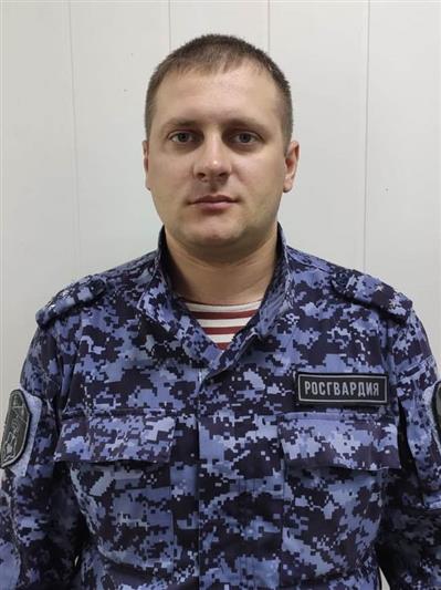 Кировский росгвардеец предотвратил гибель соседа на пожаре