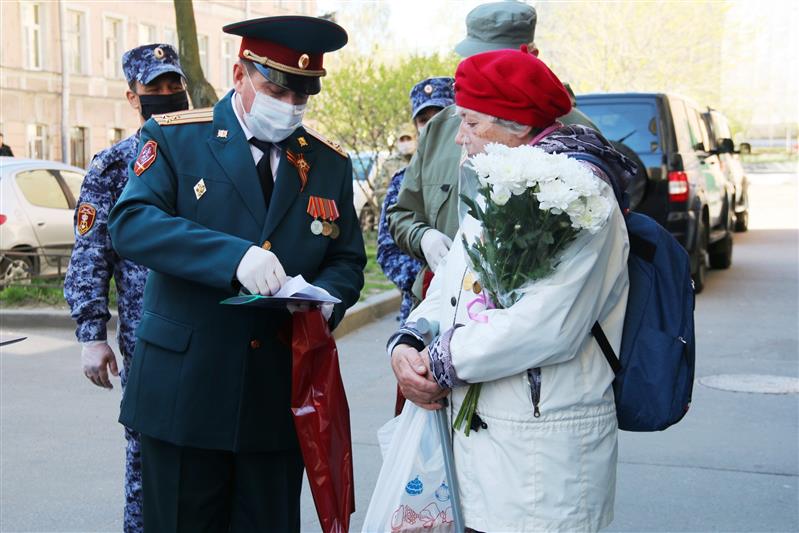 Представители управления вневедомственной охраны по г.Санкт-Петербургу и Ленинградской области поздравили ветеранов службы с Днём Победы