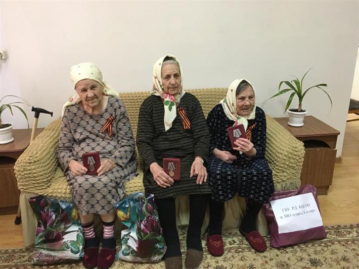В Дагестане росгвардейцы вручили постояльцам социального учреждения юбилейные медали ко Дню Победы