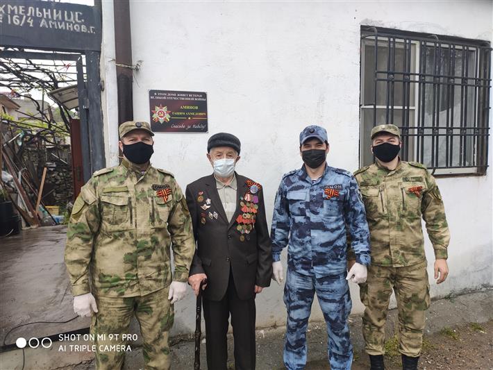 Сотрудники дагестанского ОМОН поздравили труженика тыла с Днем Победы