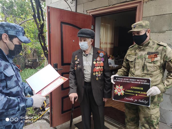 Сотрудники дагестанского ОМОН поздравили труженика тыла с Днем Победы