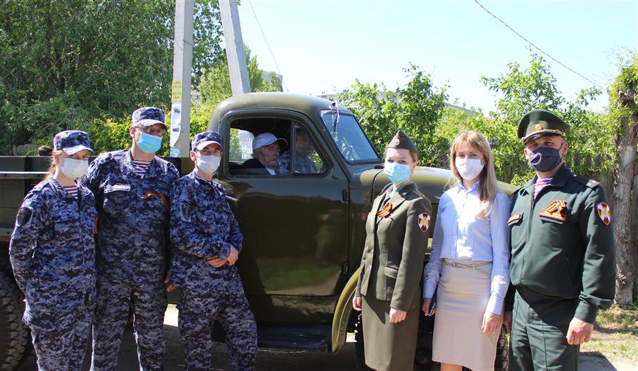Росгвардейцы поздравили со столетним юбилеем ветерана Великой отечественной войны Павла Александровича Красноперова
