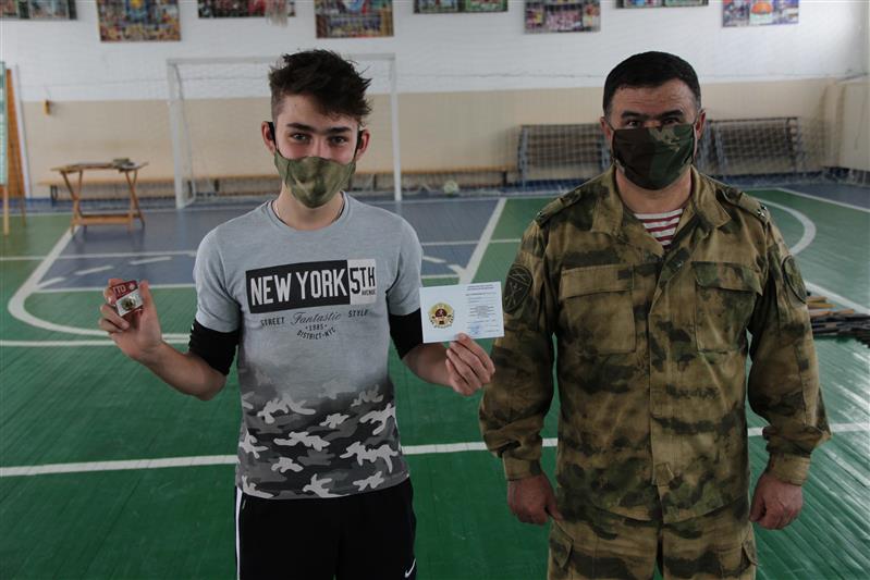 В Грозном росгвардейцы торжественно вручили школьникам золотые знаки ГТО