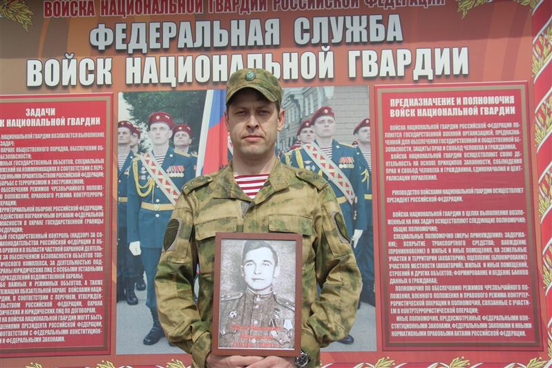 В Урус-Мартане военнослужащий Росгвардии принял участие в акции «Автограф Победы»