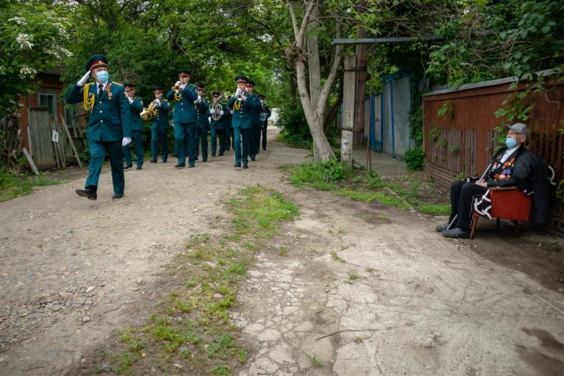 В Краснодаре военнослужащие Росгвардии поздравляют ветеранов Великой Отечественной войны с приближающимся праздником Победы (видео)