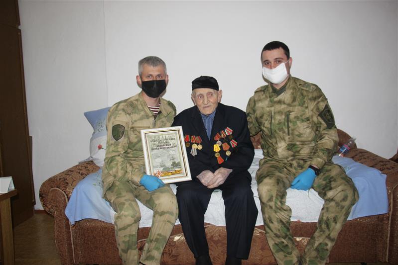 В ЧЕЧЕНСКОЙ РЕСПУБЛИКЕ ВОЕННОСЛУЖАЩИЕ РОСГВАРДИИ ПОЗДРАВИЛИ ВЕТЕРАНОВ ВЕЛИКОЙ ОТЕЧЕСТВЕННОЙ ВОЙНЫ С ДНЕМ ПОБЕДЫ