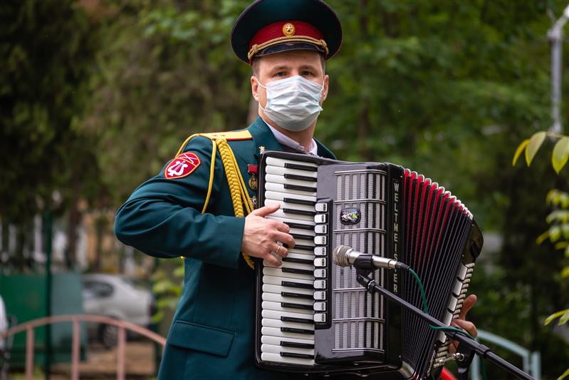 В Краснодаре военнослужащие Росгвардии поздравляют ветеранов Великой Отечественной войны с приближающимся праздником Победы (видео)