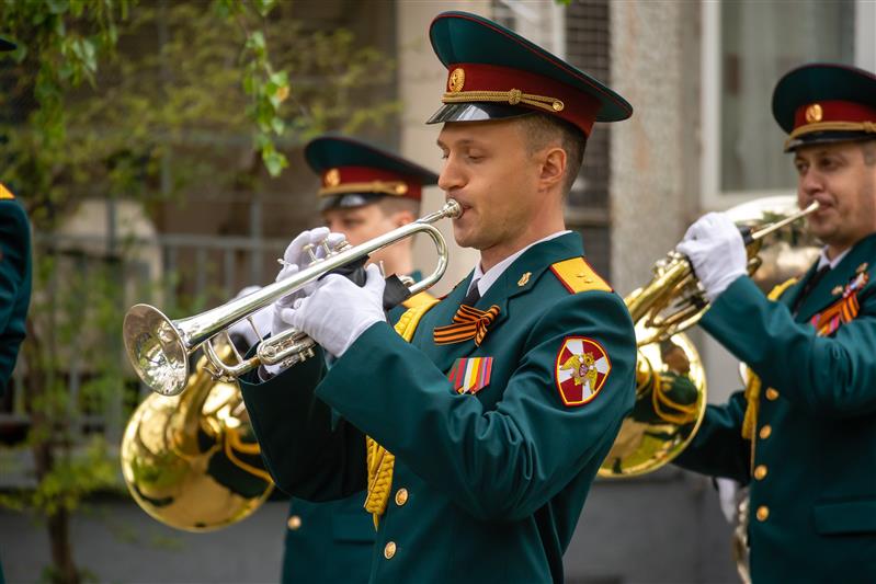 В Краснодаре военнослужащие Росгвардии поздравляют ветеранов Великой Отечественной войны с приближающимся праздником Победы (видео)