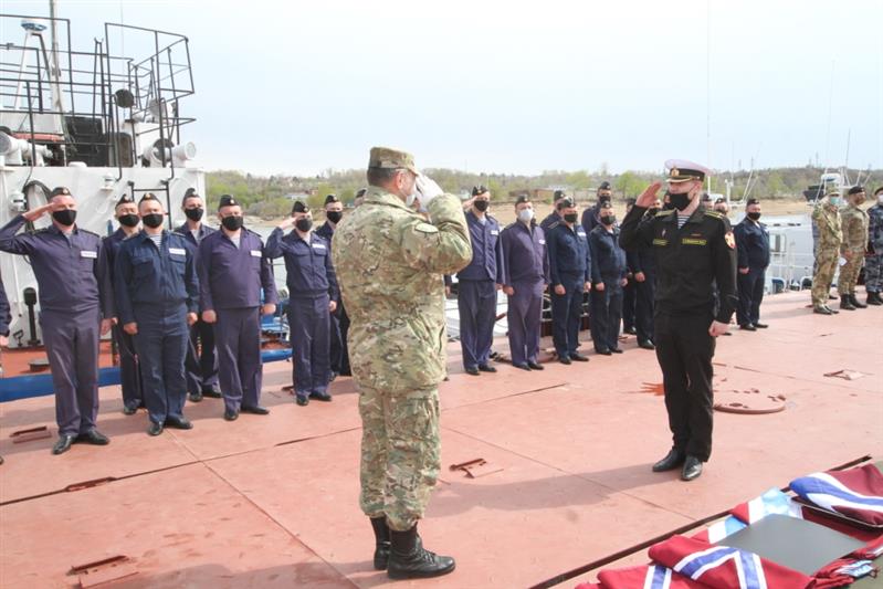 Экипажам катеров Росгвардии в Хабаровске вручены новые военно-морские флаги и вымпелы