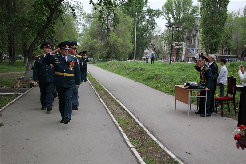 В преддверии 75-й годовщины Великой Победы военнослужащие и ветераны Саратовского военного института приняли участие в патриотической акции «Парад у дома Ветерана»
