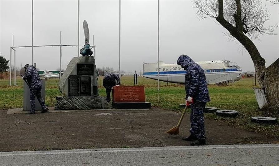 В Северной Осетии росгвардейцы провели работы по благоустройству памятника участникам Великой Отечественной войны