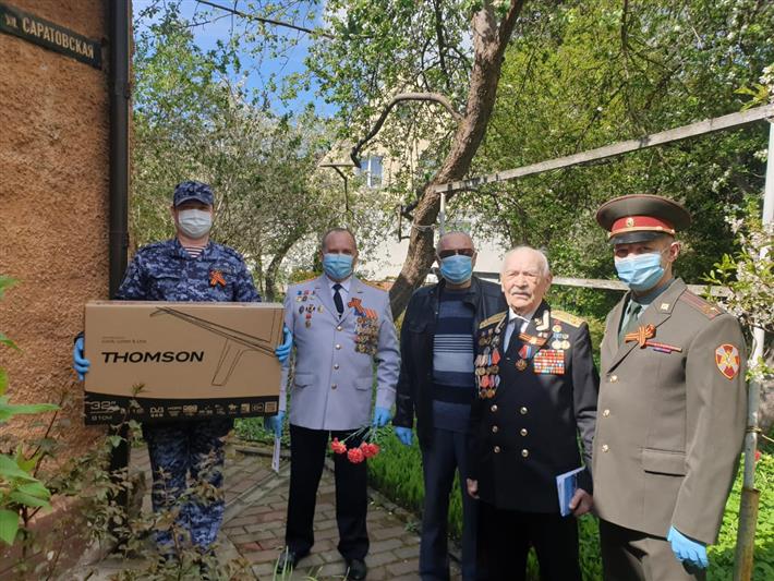 Представители Управления Росгвардии по Калининградской области поздравили ветерана войны с 75-й годовщиной Великой Победы