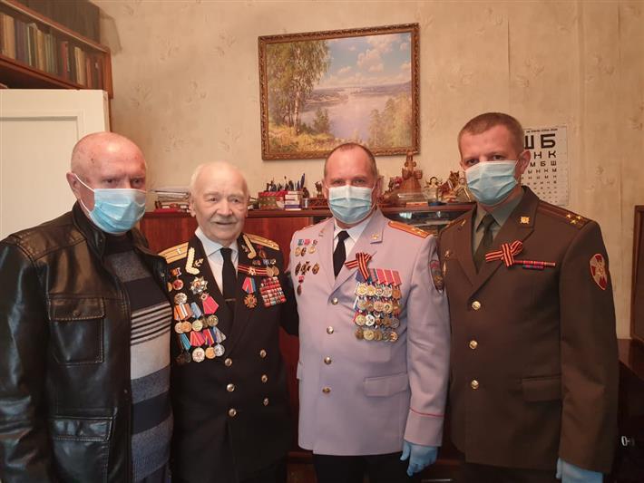 Представители Управления Росгвардии по Калининградской области поздравили ветерана войны с 75-й годовщиной Великой Победы