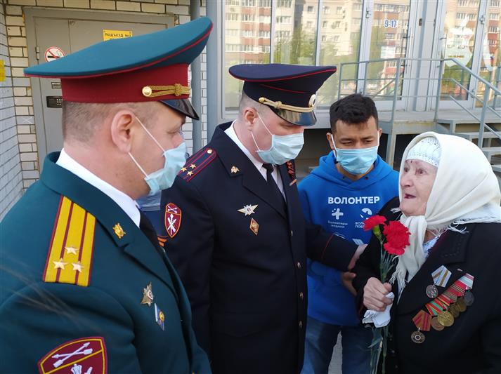 Парадами у домов ветеранов в Омске, Барнауле, Новороссийске, Ангарске, Рубцовске и Абакане завершилась масштабная патриотическая акция Росгвардии