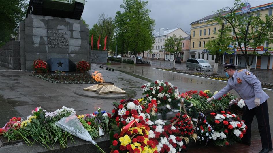 В Орле росгвардейцы провели парад у дома ветерана и возложили цветы в память о воинах, погибших в годы Великой Отечественной войны