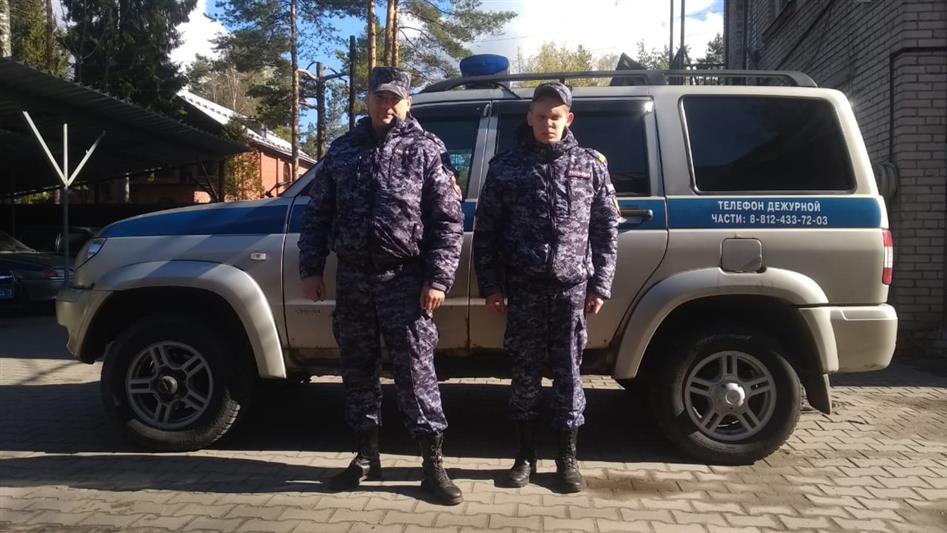 В Петербурге росгвардейцы и медики спасли оставленного на улице младенца
