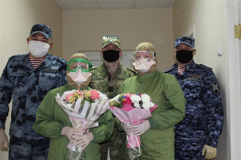 В Вологде росгвардейцы поблагодарили врачей за их труд