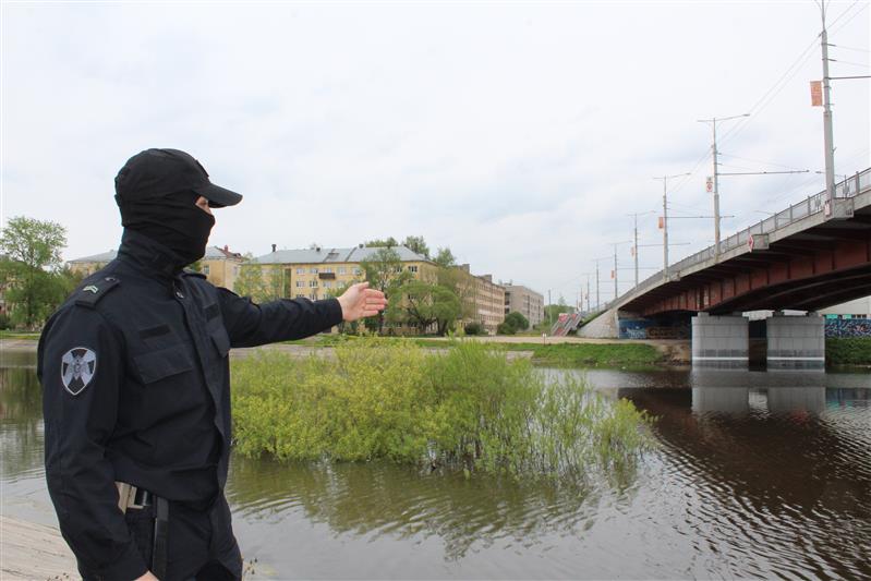 В Вологде росгвардеец спас тонувшую женщину (видео)