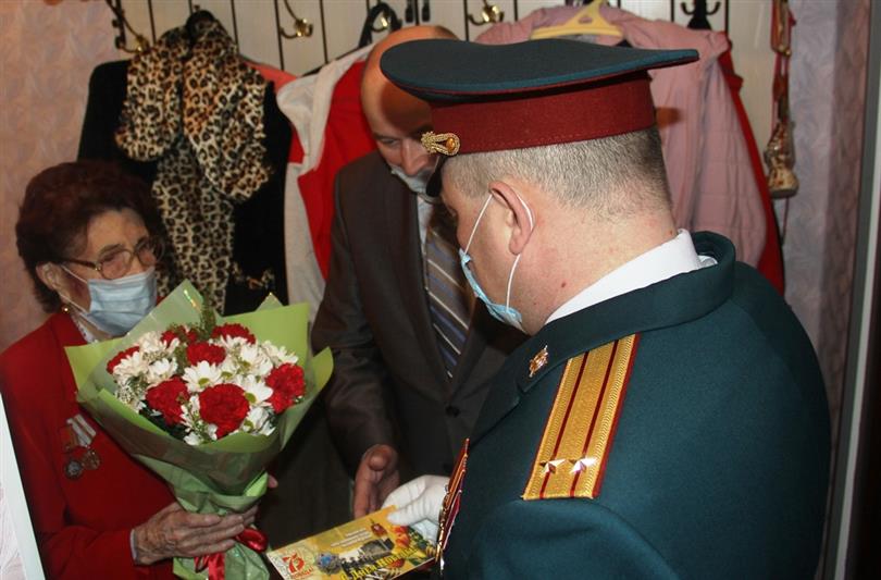 Всероссийская патриотическая акция Росгвардии «Парад у дома ветерана» проходит в Тюмени (видео)