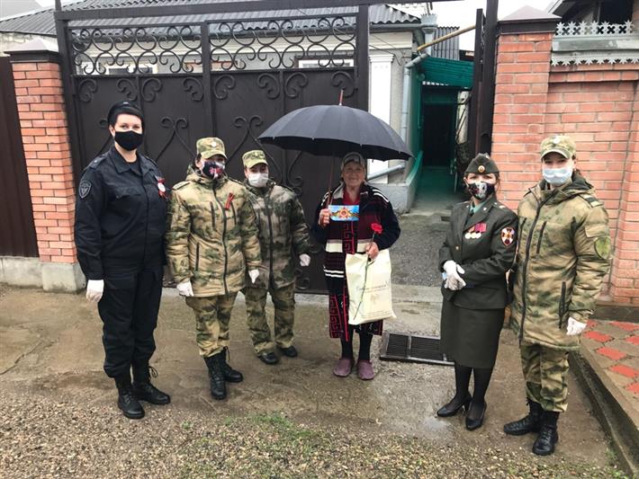 На Ставрополье Росгвардия поздравила ветеранов Великой Отечественной войны 