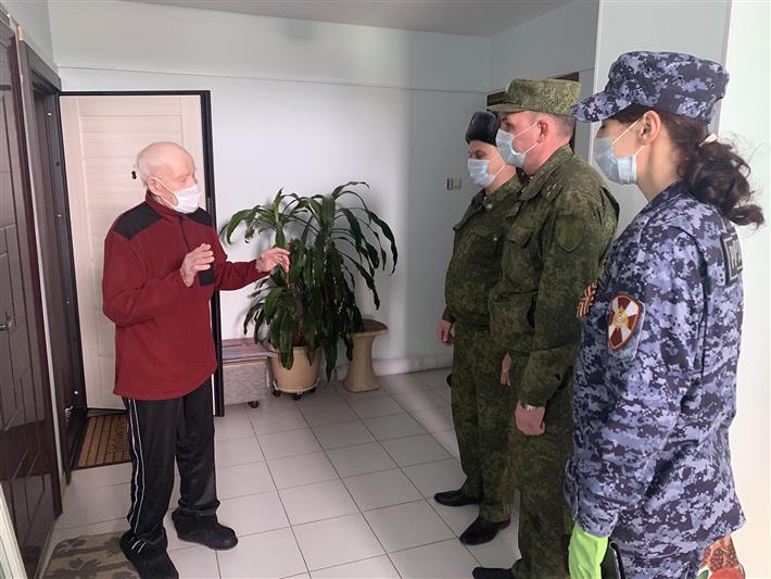 В Салехарде росгвардецы  навестили  ветерана  и  поздравили  его  с наступающим Днем Победы