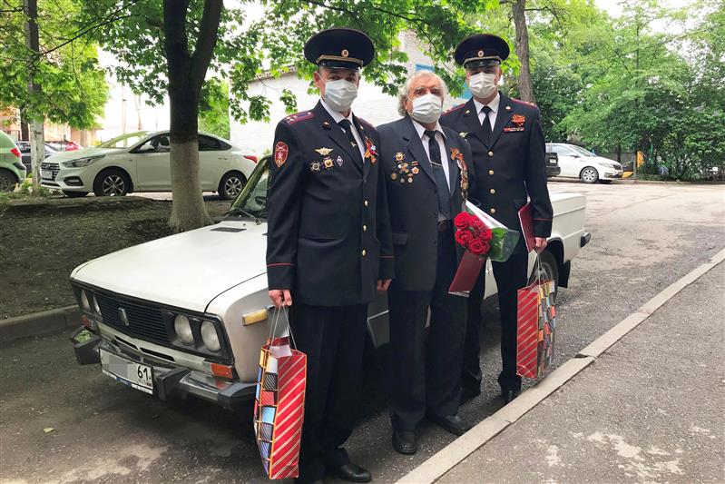 Ко Дню Победы росгвардейцы из Ростова отремонтировали автомобиль ветерана