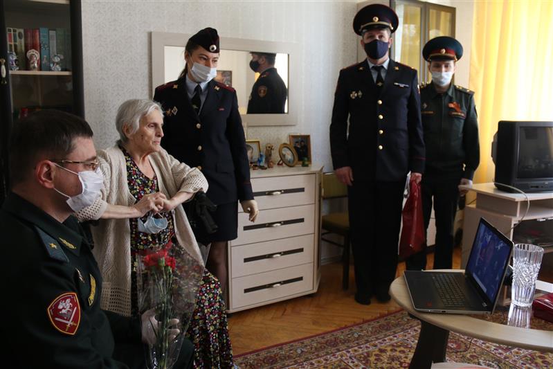В войсках Северо-Западного округа Росгвардии продолжается патриотическая акция «Парад у дома Ветерана»