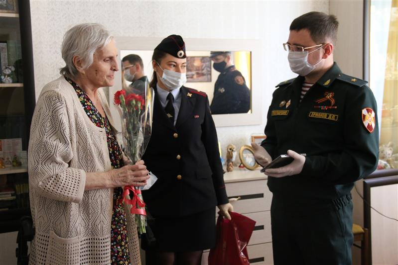 В войсках Северо-Западного округа Росгвардии продолжается патриотическая акция «Парад у дома Ветерана»