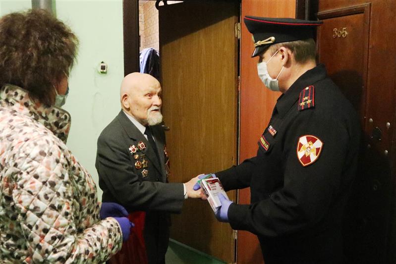 Офицеры Росгвардии поздравили петербургских ветеранов с приближающимся Днём Победы