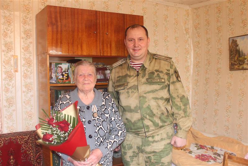 Командир воткинского батальона Росгвардии вручил юбилейную медаль труженице тыла