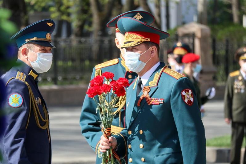 В Екатеринбурге начальник штаба Уральского округа Росгвардии возложил цветы к памятнику маршалу Победы 