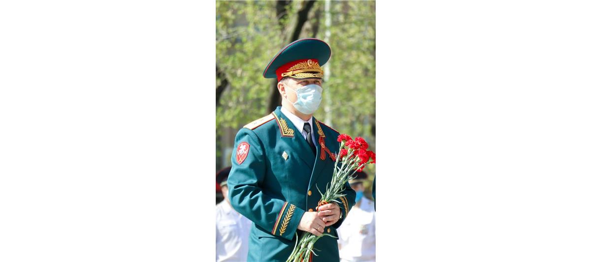 В Екатеринбурге начальник штаба Уральского округа Росгвардии возложил цветы к памятнику маршалу Победы 