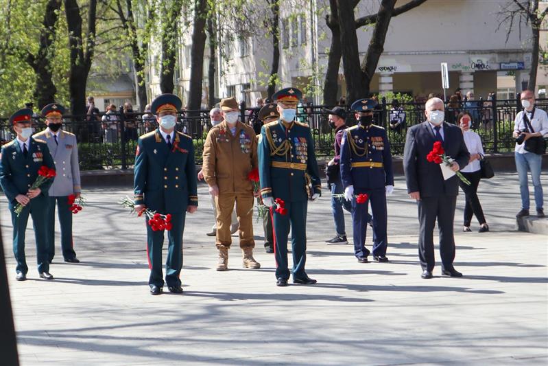 В Екатеринбурге начальник штаба Уральского округа Росгвардии возложил цветы к памятнику маршалу Победы 