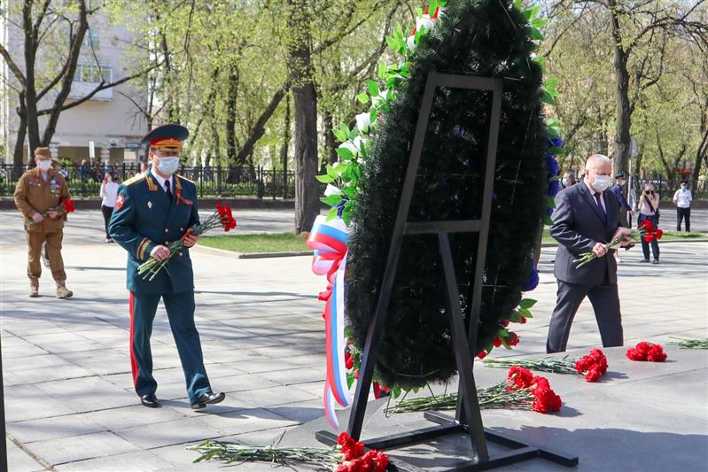 В Екатеринбурге начальник штаба Уральского округа Росгвардии возложил цветы к памятнику маршалу Победы 