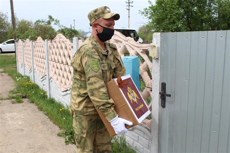 Саратовские росгвардейцы прошли парадом у дома легендарной регулировщицы Победы Марии Лиманской