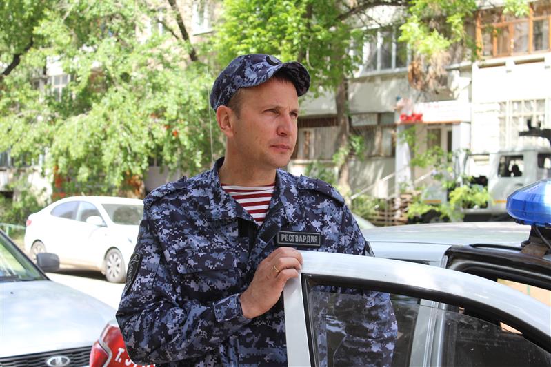 Росгвардеец оказал доврачебную помощь пострадавшим в серьезном ДТП  в Саратове