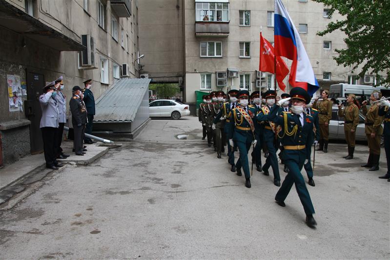 В Новосибирске стартовала акция Росгвардии «Парад у дома ветерана» 
