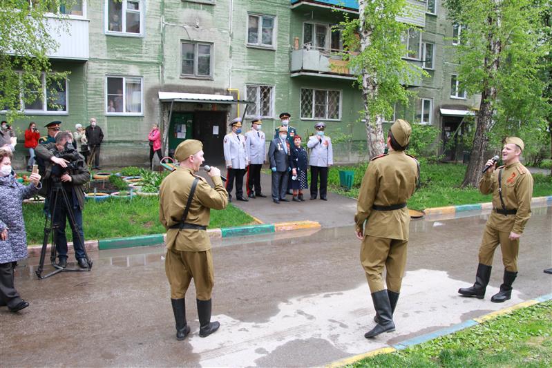 В Новосибирске стартовала акция Росгвардии «Парад у дома ветерана» 