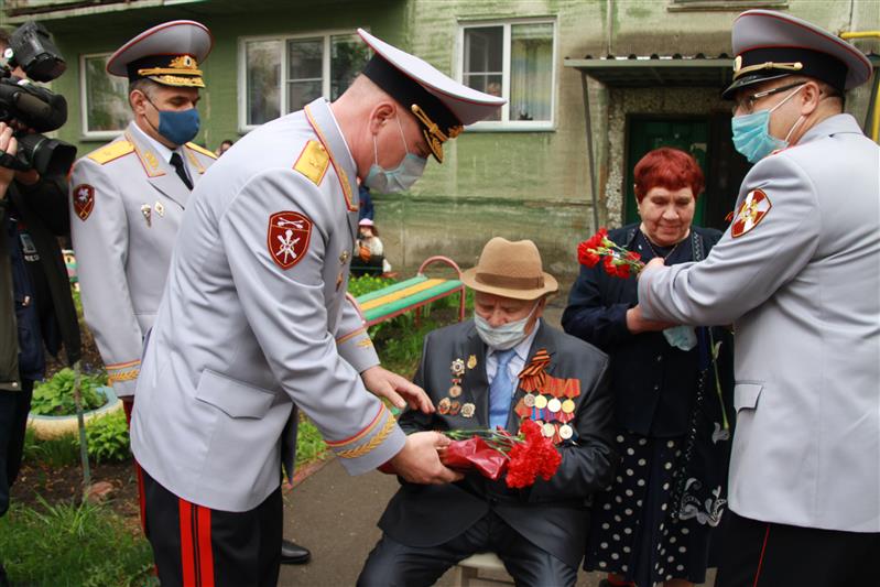 В Новосибирске стартовала акция Росгвардии «Парад у дома ветерана» 