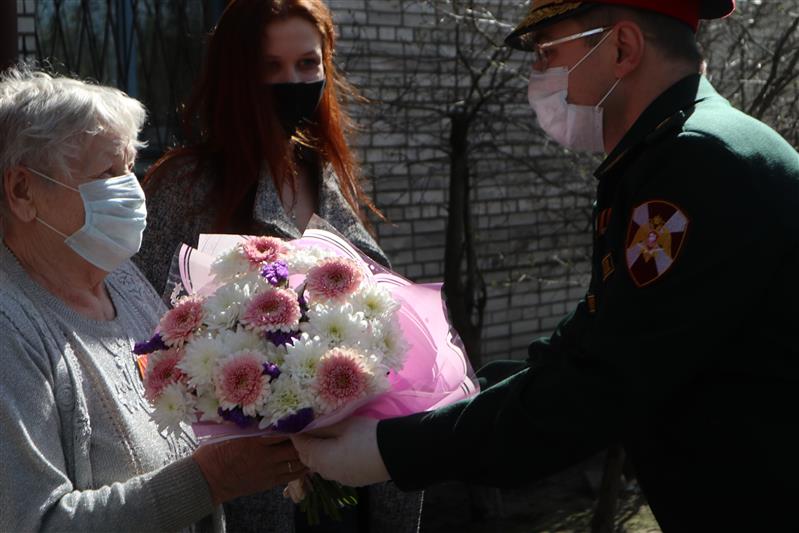 В Северо-Западном округе Росгвардии проходит патриотическая акция «Парад у дома ветерана»