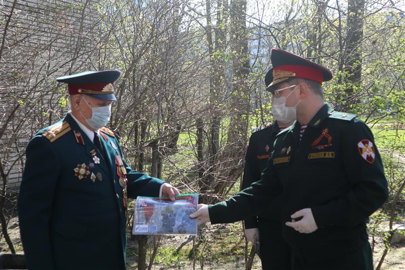 В Северо-Западном округе Росгвардии проходит патриотическая акция «Парад у дома ветерана»
