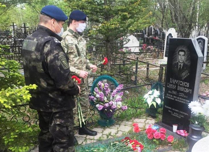 Сотрудники хабаровского СОБР почтили память сослуживца, погибшего при исполнении служебного долга