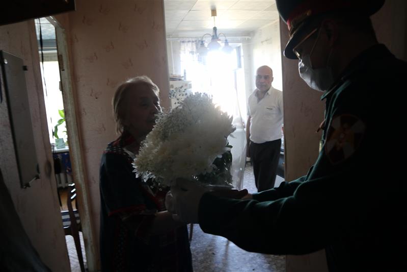 В Северо-Западном округе Росгвардии проходит патриотическая акция «Парад у дома ветерана»