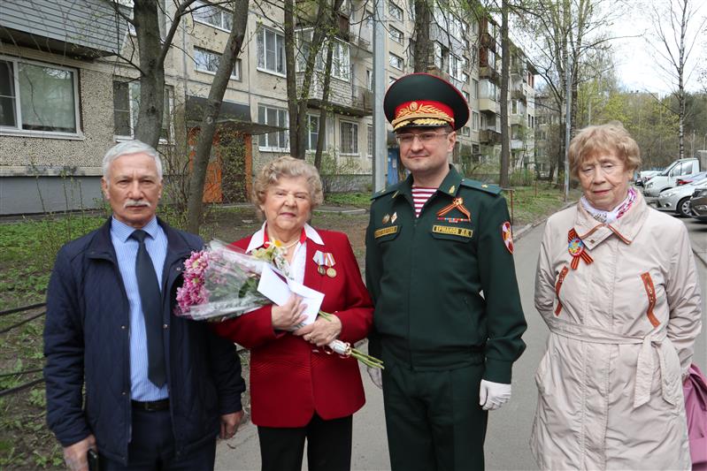 В Северо-Западном округе Росгвардии продолжается патриотическая акция «Парад у дома ветерана»