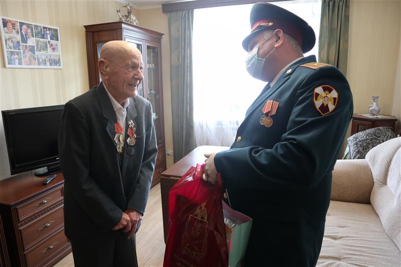 В Северо-Западном округе Росгвардии продолжается патриотическая акция «Парад у дома ветерана»