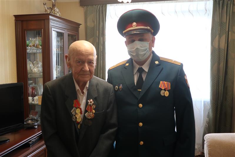 В Северо-Западном округе Росгвардии продолжается патриотическая акция «Парад у дома ветерана»