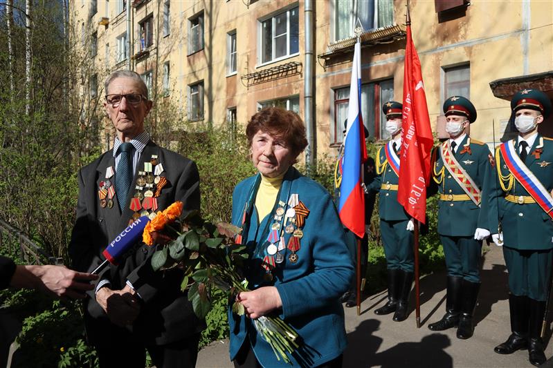 В войсках Северо-Западного округа Росгвардии продолжается патриотическая акция «Парад у дома Ветерана»