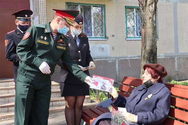 В войсках Северо-Западного округа Росгвардии продолжается патриотическая акция «Парад у дома Ветерана»