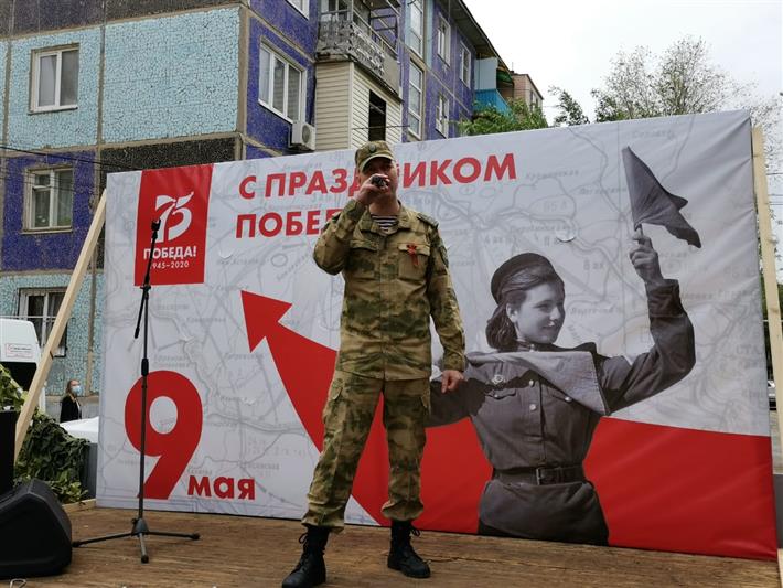 В Астрахани военнослужащие Росгвардии в составе «Фронтовой бригады» выступили с концертами по месту жительства фронтовиков Великой Отечественной войны.